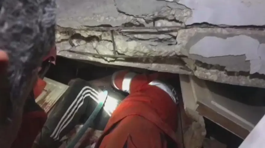 Enkaz altındakiler için zamana karşı yarış 96