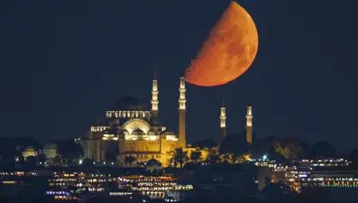 İstanbul'da yarım ay manzaraları
