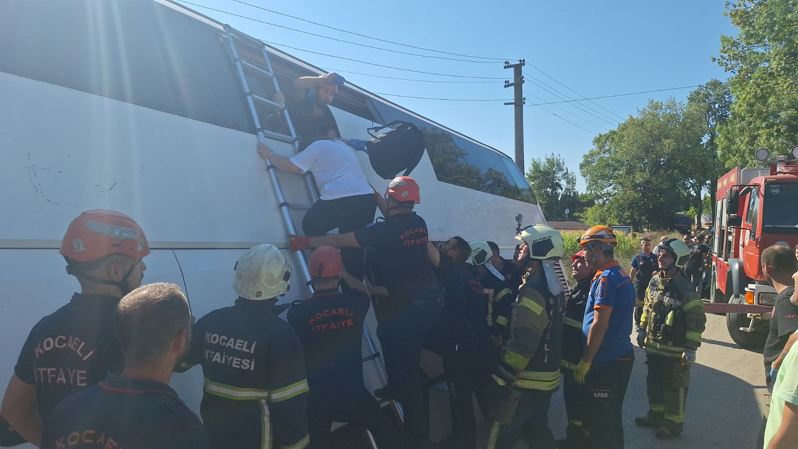 Tur otobüsü yan yattı, 43 kişi tahliye edildi