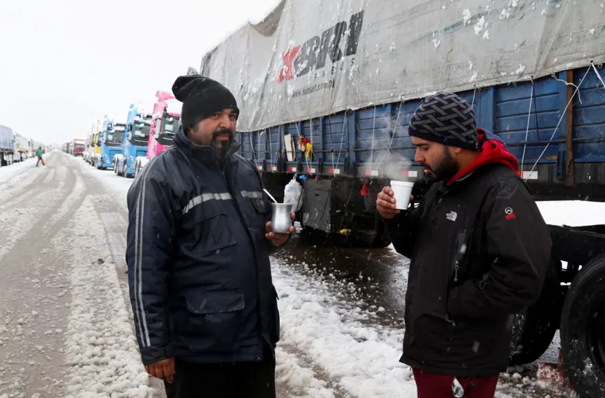 Kar fırtınası esareti: Binlerce araç sınırda mahsur kaldı 10