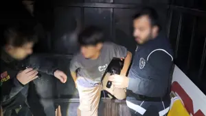 Kamyonet kasasındaki gizli bölmeden 12 kaçak göçmen çıktı