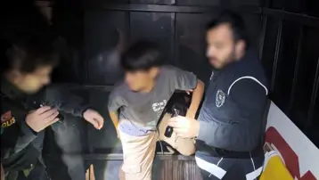 Kamyonet kasasındaki gizli bölmeden 12 kaçak göçmen çıktı