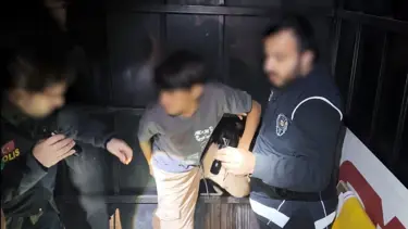 Kamyonet kasasındaki gizli bölmeden 12 kaçak göçmen çıktı