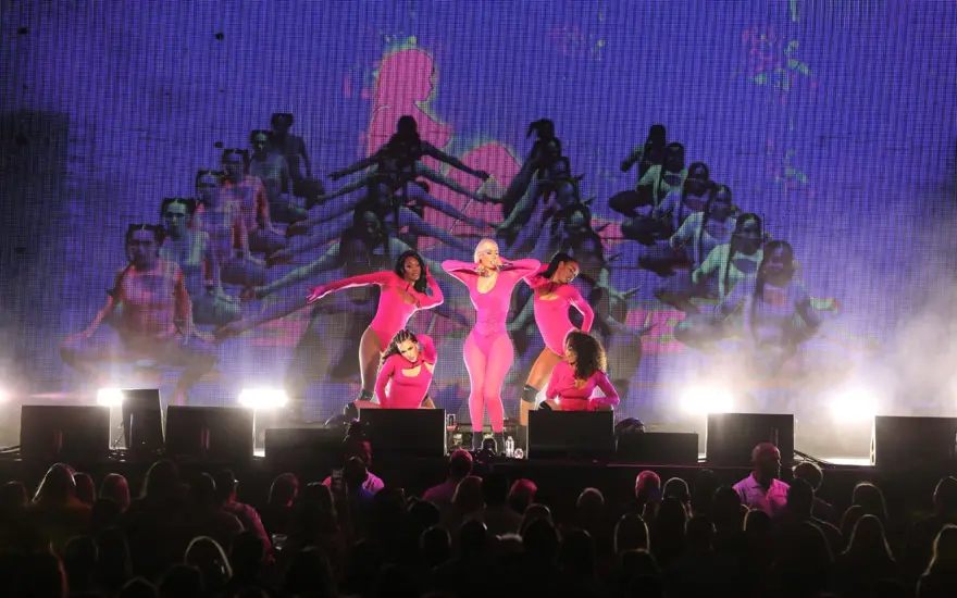 Suudi Arabistan konseri yarıda kesilen Iggy Azalea: Pantolonum yırtıldı 1