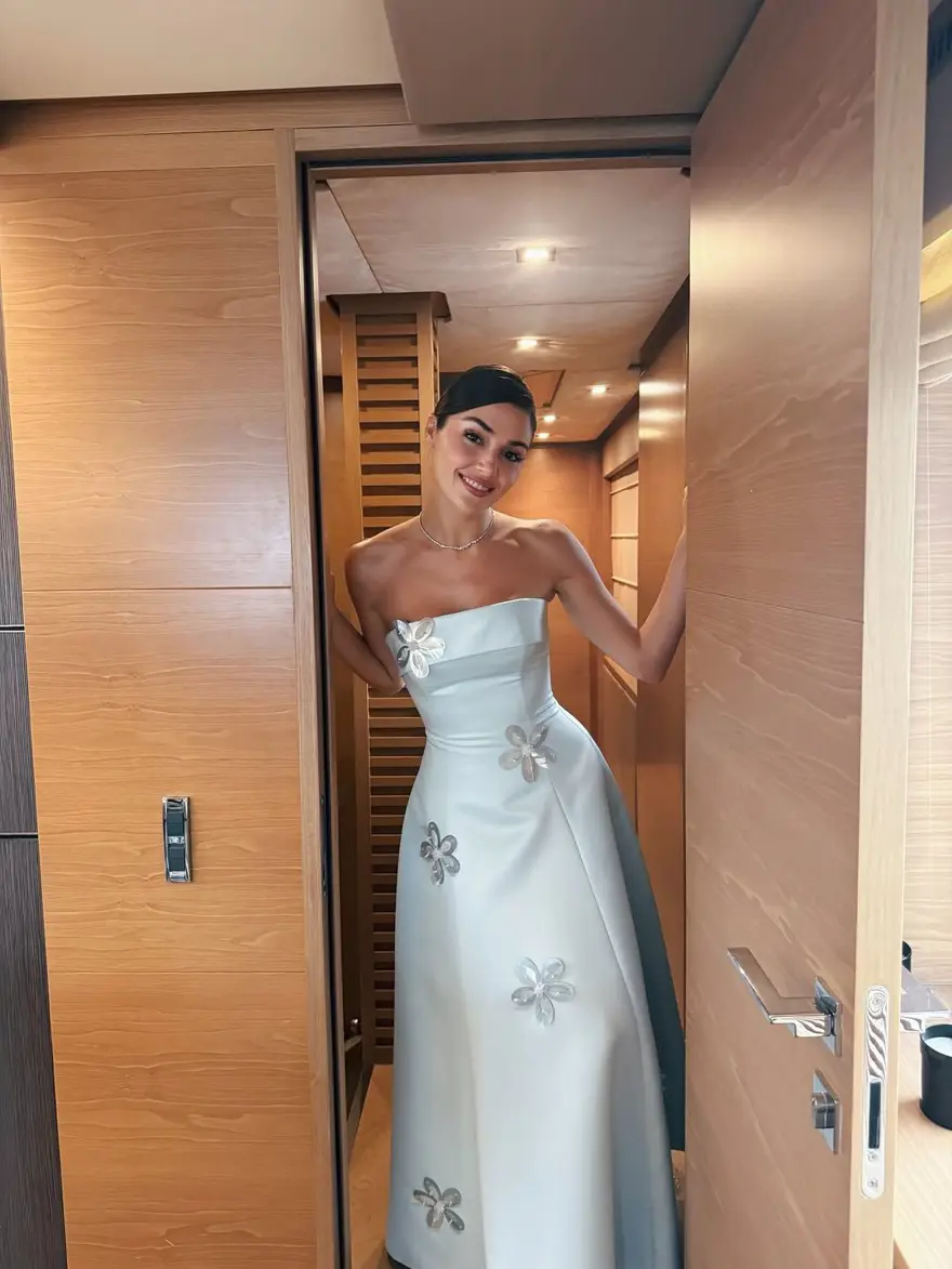 Hande Erçel tekne pozlarıyla beğeni topladı 1