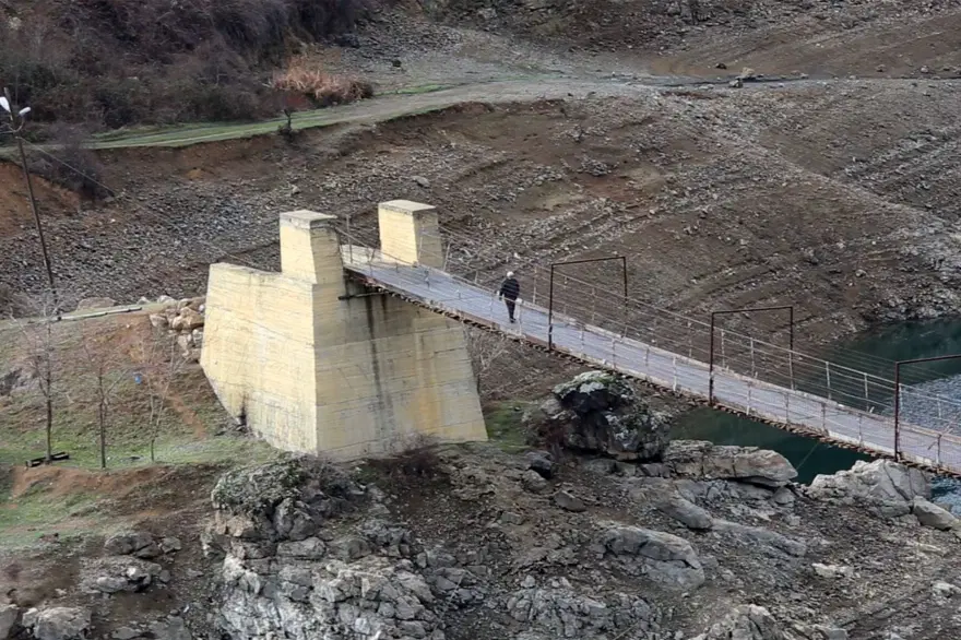 Bir kişinin düşerek hayatını kaybettiği köprüyü yöre halkı tadilat yaparak kullanmaya devam ediyor 3