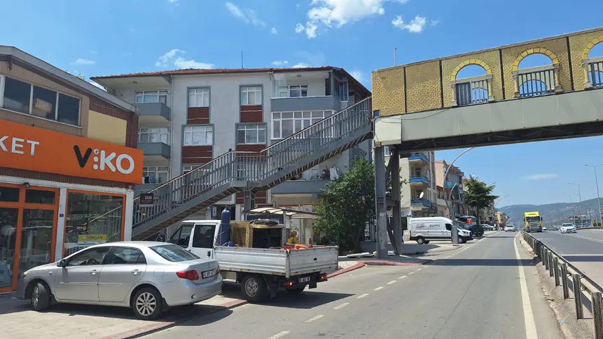 Her gün yüzlerce kişi kullanıyor: Evin içini gören üst geçitiçin yıkım kararı verildi 