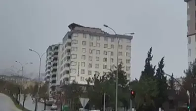 Kahramanmaraş’ta şiddetli rüzgar çatıları uçurdu