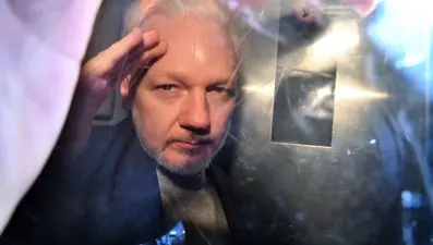 Assange'ın ABD'ye iade davası Covid-19 nedeniyle ertelendi