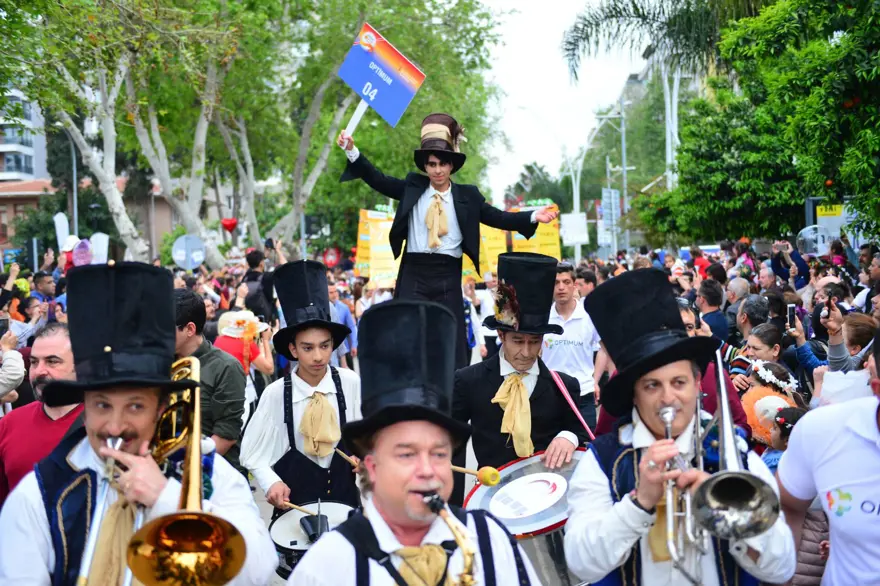 Adana'da renkli Portakal Çiçeği Karnavalı korteji Adana'da renkli Portakal Çiçeği Karnavalı korteji