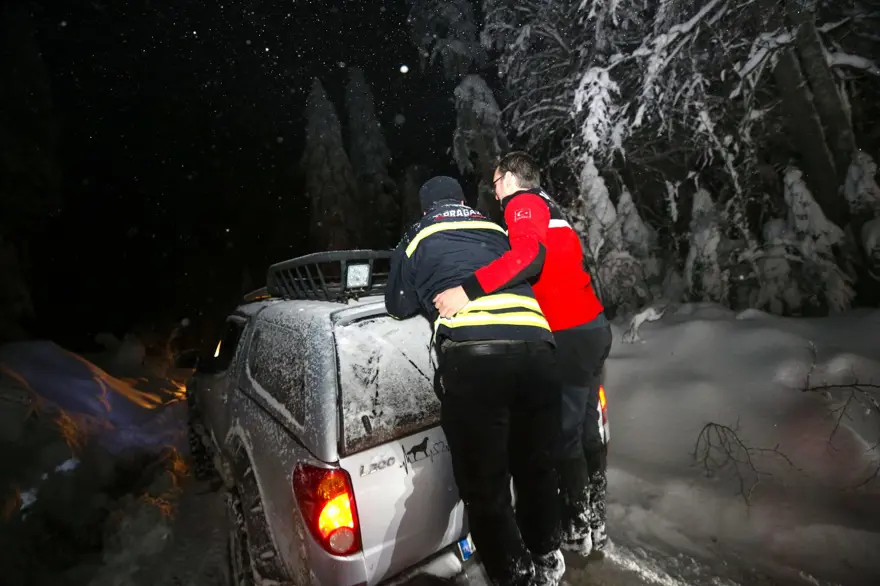 Düzce'de yaylada araçları kara saplanarak kalan 4 kişiye güçlükle ulaşıldı 5 Düzce'de yaylada araçları kara saplanarak kalan 4 kişiye güçlükle ulaşıldı 5