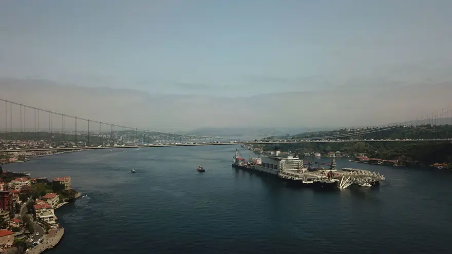 Pioneering Spirit, İstanbul Boğazı'ndan geçti 17