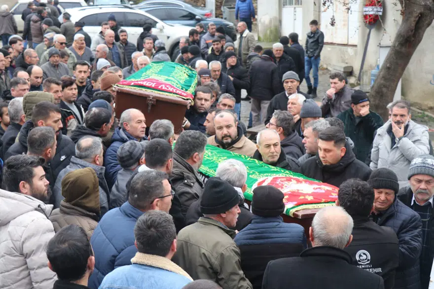 Denizli'de korkunç kaza: Aynı aileden 3 kişi öldü 2 Denizli'de korkunç kaza: Aynı aileden 3 kişi öldü 2