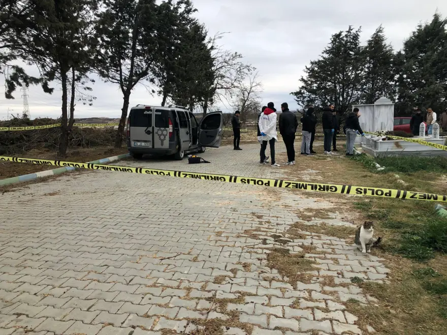 İki kuzen mezarlıkta başlarından silahla vurulmuş halde ölü bulundu 2