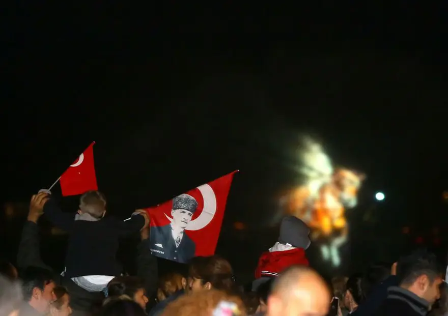 'Atatürk'ün ışığında' 'Atatürk'ün ışığında'