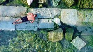 Pamukkale'deki 2500 yıllık Kleopatra Antik Havuzu'nda kaplıca keyfi