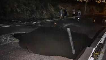 Bodrum'da içme suyu isale hattındaki patlama nedeniyle yol çöktü