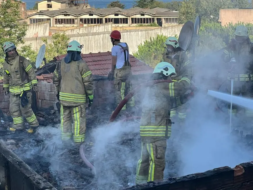 Beykoz’da yangın paniği (Binada başladı, gecekonduyasıçradı) 2
