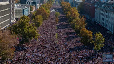 Sırbistan'da on binlerce kişi sokağa çıktı: Tren garı kazası muhalif harekete dönüştü