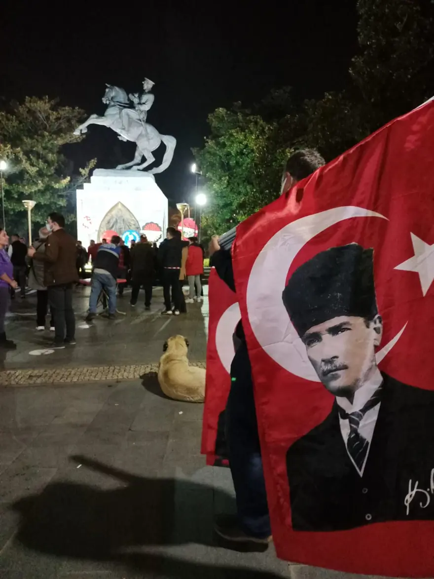 Samsun'da Atatürk Heykeli'nin önünde nöbet 3 Samsun'da Atatürk Heykeli'nin önünde nöbet 3