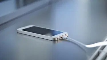 Telefonunu şarj etmek isterken öldü