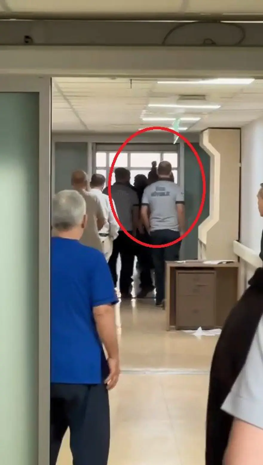 Ölüm haberini alınca sağlık personeline saldırdılar! Diyarbakır'da hastaneyi birbirine kattılar 3 Ölüm haberini alınca sağlık personeline saldırdılar! Diyarbakır'da hastaneyi birbirine kattılar 3