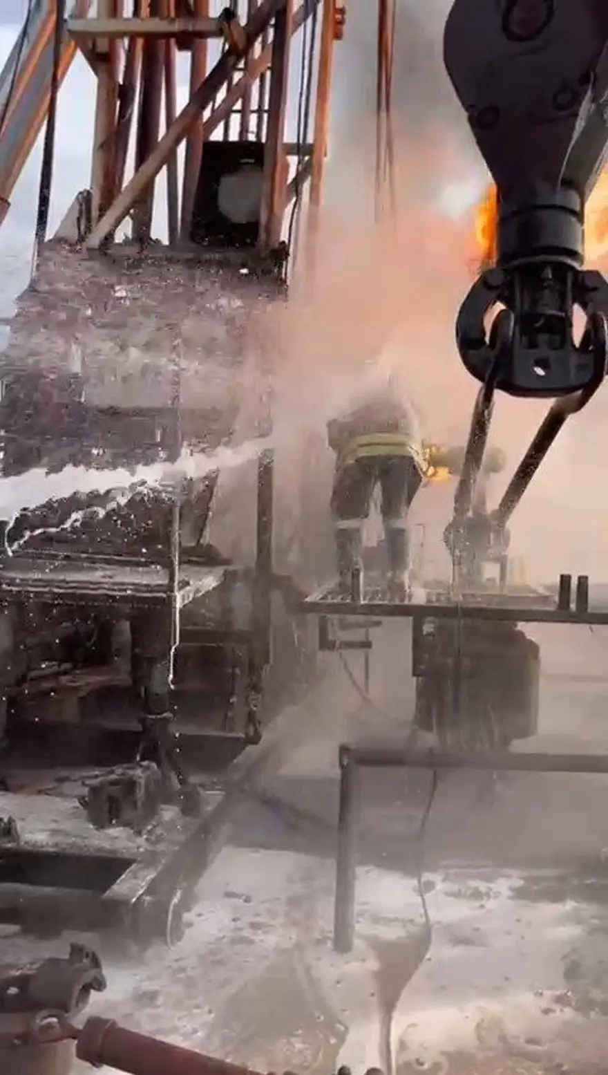 Petrol kuyusunda korkutan yangın 6 Petrol kuyusunda korkutan yangın 6