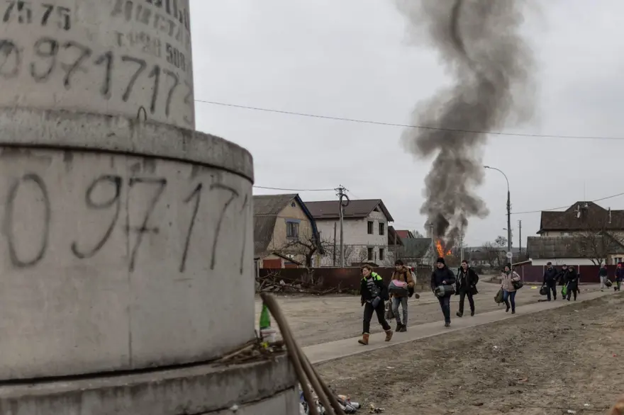 Kiev'in yanı başındaki İrpin'de bombardımanlar arttı: Halk kucaklarında çocuklarıyla bombalardan kaçmaya çalışıyor 12