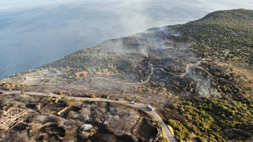 Assos’u küle çeviren yangın: Alevlerin ortasında kalanaraçlar kullanılamaz halde 10 Assos’u küle çeviren yangın: Alevlerin ortasında kalanaraçlar kullanılamaz halde 10