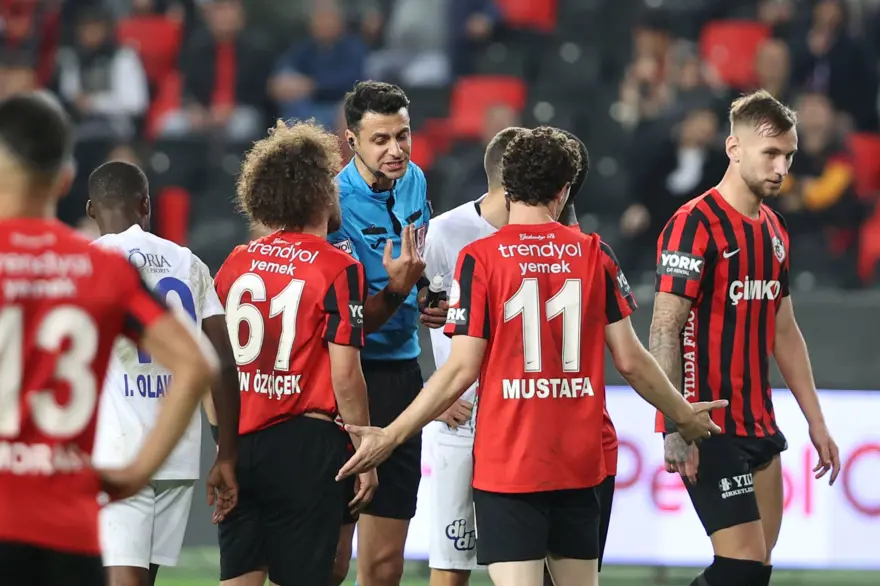 Gaziantep FK - Çaykur Rizespor maçında sahalarda ender görülecek penaltı 2