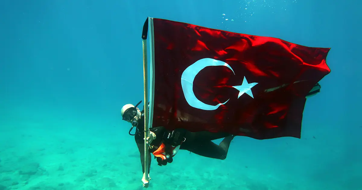Deniz altında Türk bayrağı açtılar