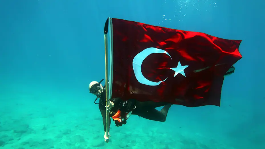 Deniz altında Türk bayrağı açtılar 