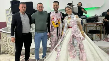 Düğünde ilginç anlar. Damada takı yerine ayva taktılar