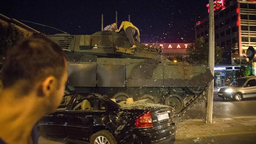 FETÖ'nün darbe girişiminin 10'uncu yılı: 15 Temmuz gecesi saat saat neler yaşandı? 1 FETÖ'nün darbe girişiminin 10'uncu yılı: 15 Temmuz gecesi saat saat neler yaşandı? 1