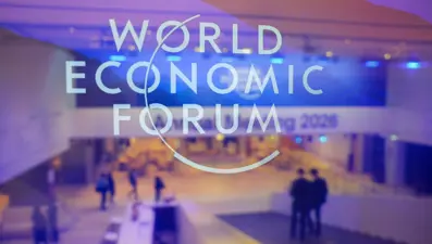 Davos'ta milyarderleri "Trump bileti"yle dolandırdılar