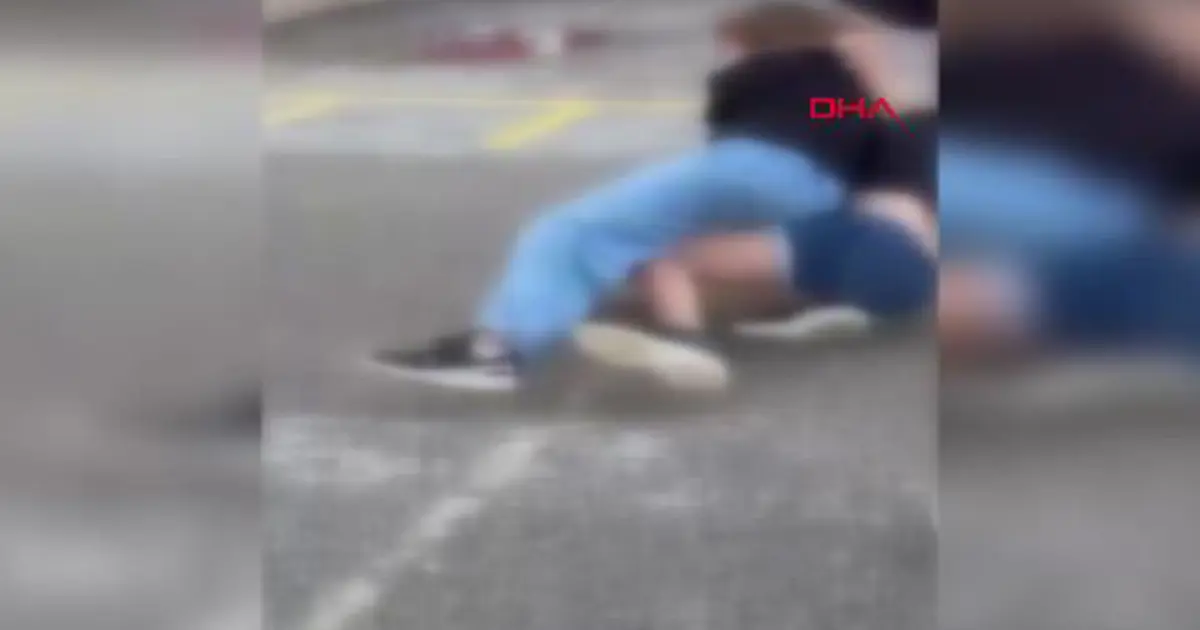 Okul bahçesinde korkunç görüntü! 11 kişi bir kız öğrenciyi dövdü