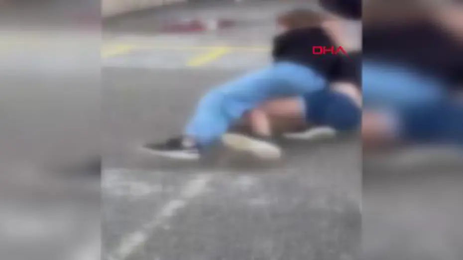 Okul bahçesinde korkunç görüntü! 11 kişi bir kız öğrenciyi dövdü