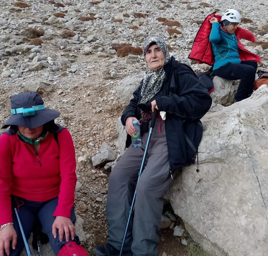 73 yaşındaki Hatun teyze 3 yıldır dağcılık yapıyor, azmiyle gençlere taş çıkarttı 1