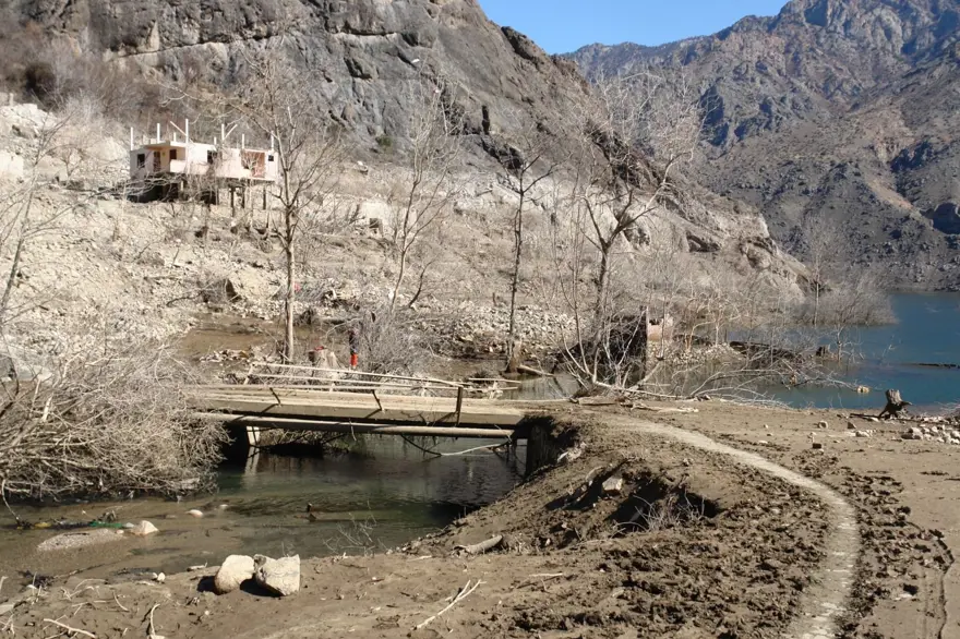 Baraj suları çekildi: Dipten köy ve kale çıktı 15 Baraj suları çekildi: Dipten köy ve kale çıktı 15