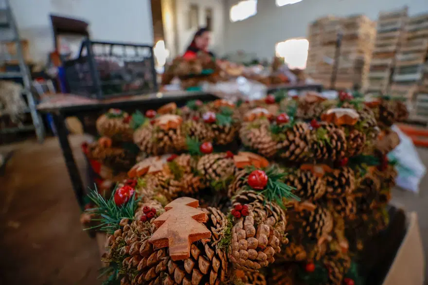 Antalyalı kadınlar Avrupa'ya Noel çelengi üretiyor 12