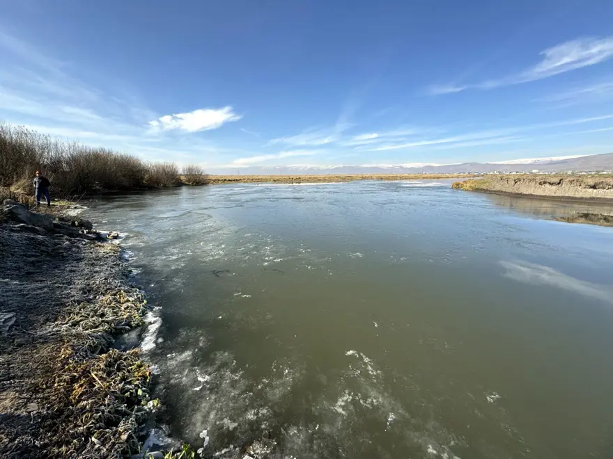 Hava sıcaklığı eksi 9 dereceye düştü: Nehir yüzeyi buz tuttu! 4