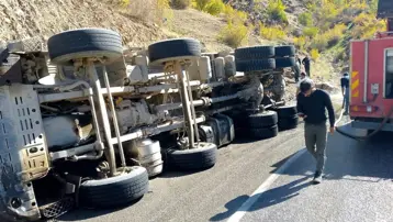 Batman'da asfalt yüklü kamyon devrildi