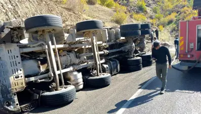 Batman'da asfalt yüklü kamyon devrildi