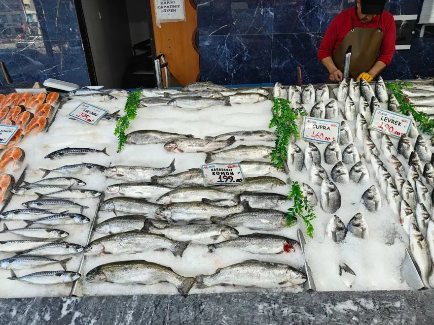 Tezgahlar şenlendi: 30'dan fazla çeşit balık var 4 Tezgahlar şenlendi: 30'dan fazla çeşit balık var 4