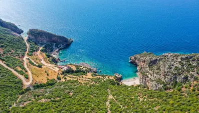 Akdeniz'de korsanların saklandığı Karamağara Koyu turist akınına uğruyor