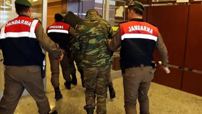 Sınırı geçtiği için tutuklanan 2 Yunan asker için karar