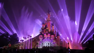 Disneyland'de "çocuk gelin" skandalı: 115 bin sterlinlik sahte düğün düzenlediler!