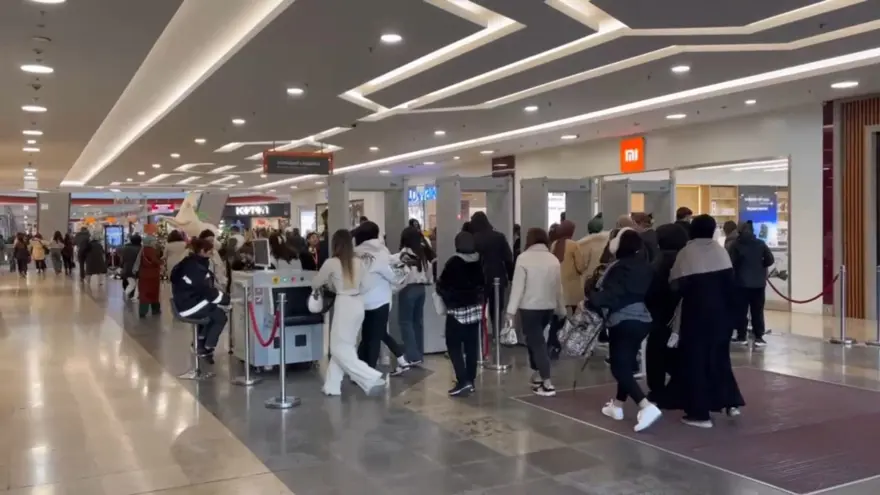 Efsane cuma indirimlerinde izdiham: Sabah ezanında sıraya girdiler 1 Efsane cuma indirimlerinde izdiham: Sabah ezanında sıraya girdiler 1