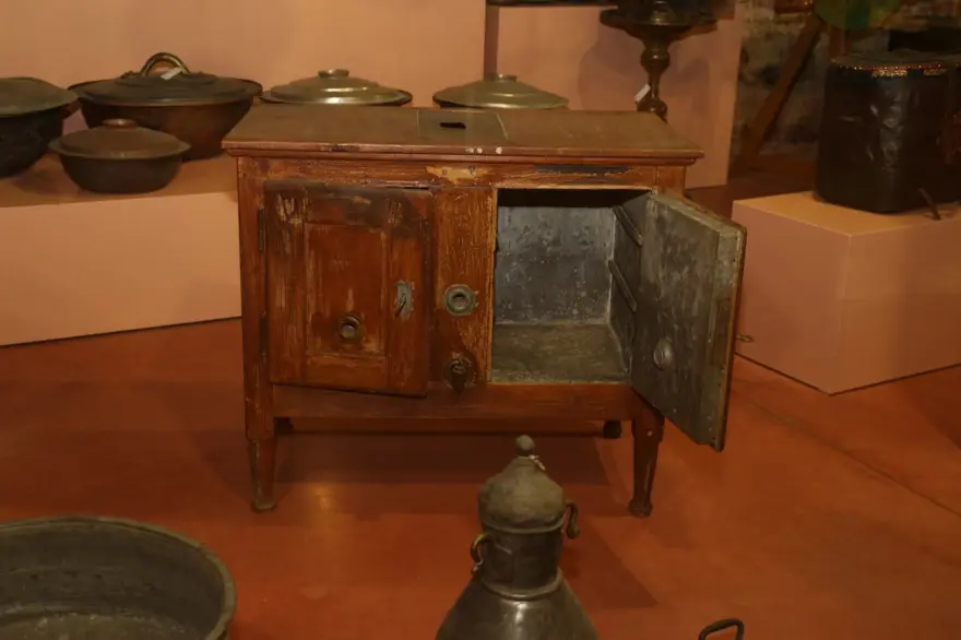 Osmanlı Saray Mutfağı'nın ilk buzdolabı Dolmabahçe Sarayı Müzesi'nde sergileniyor 6