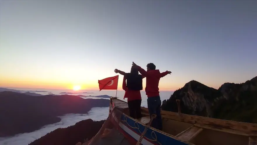 "Bulut denizi" için 2 bin 700 rakımlı yaylada kayık yaptı 8